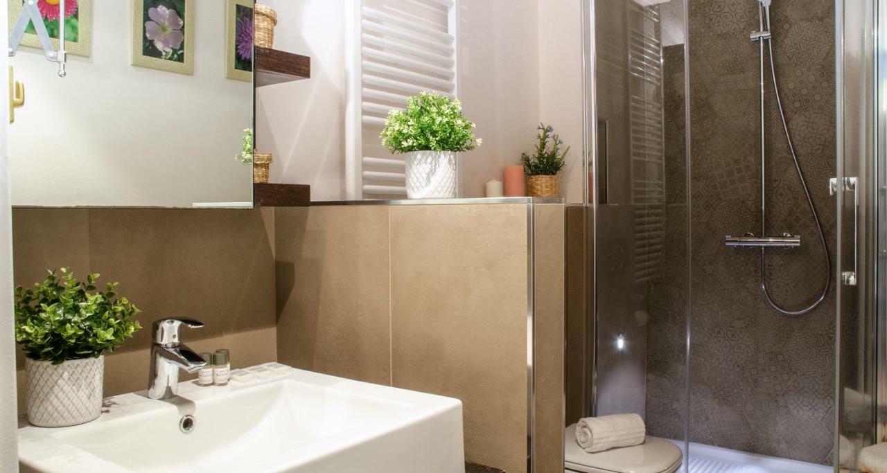 Flowers Apartment Joivy 25 Como Zewnętrze zdjęcie